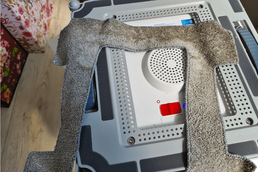 Der dreckige Wischlappen des Ecovacs Winbot W1 Pro ist nach der Reinigung eines Fensters zu sehen.